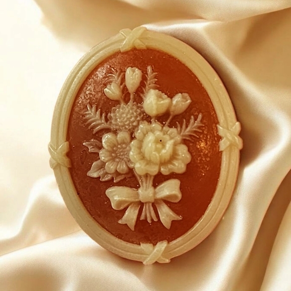 Cameo Vintage Avon 1982  Jewelry Cameo Silhouette Pin Brooch - Picture 1 of 5